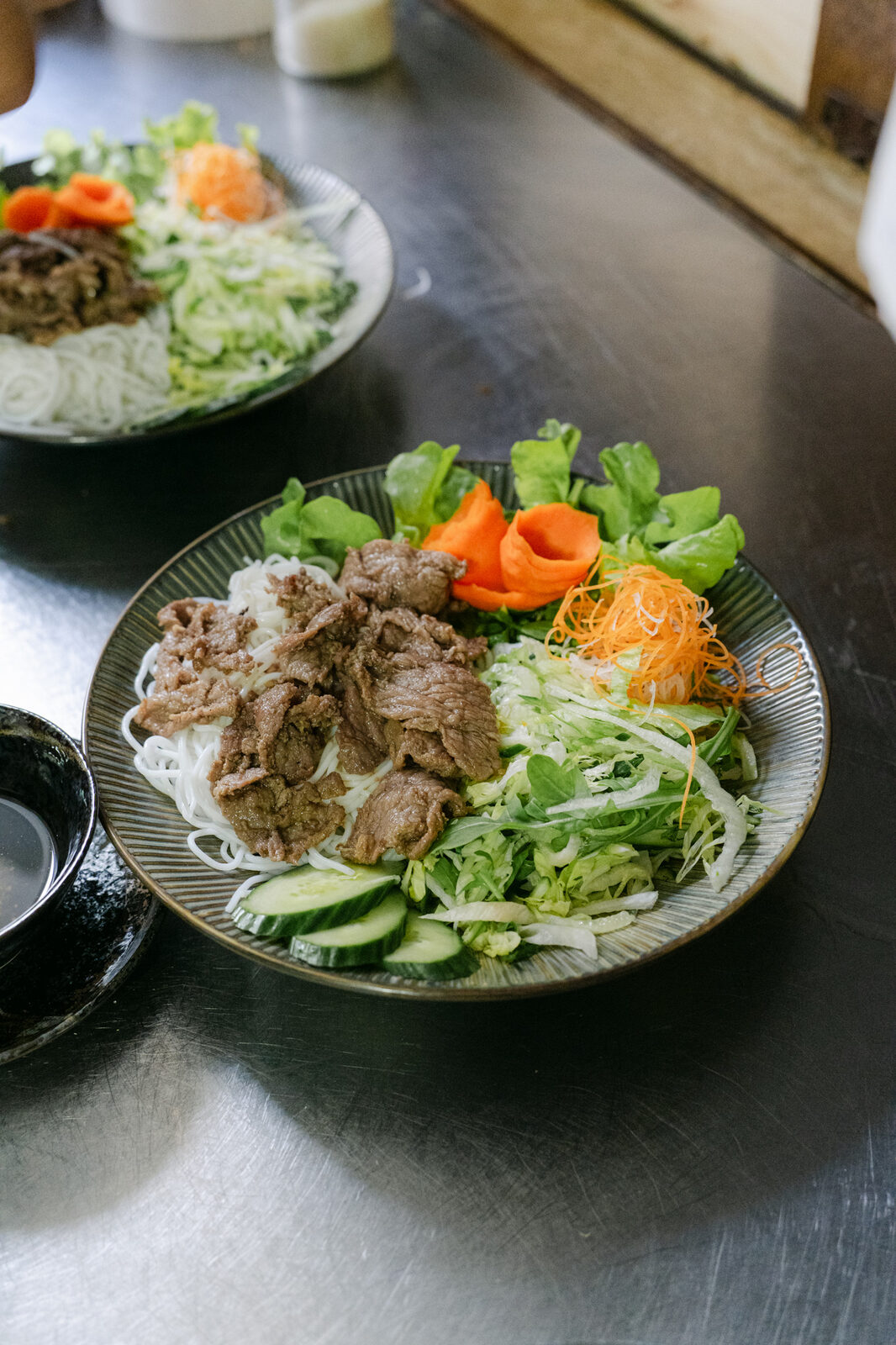 Bún Bò Nam Bộ mit Rindfleisch, Reisnudeln und Salat