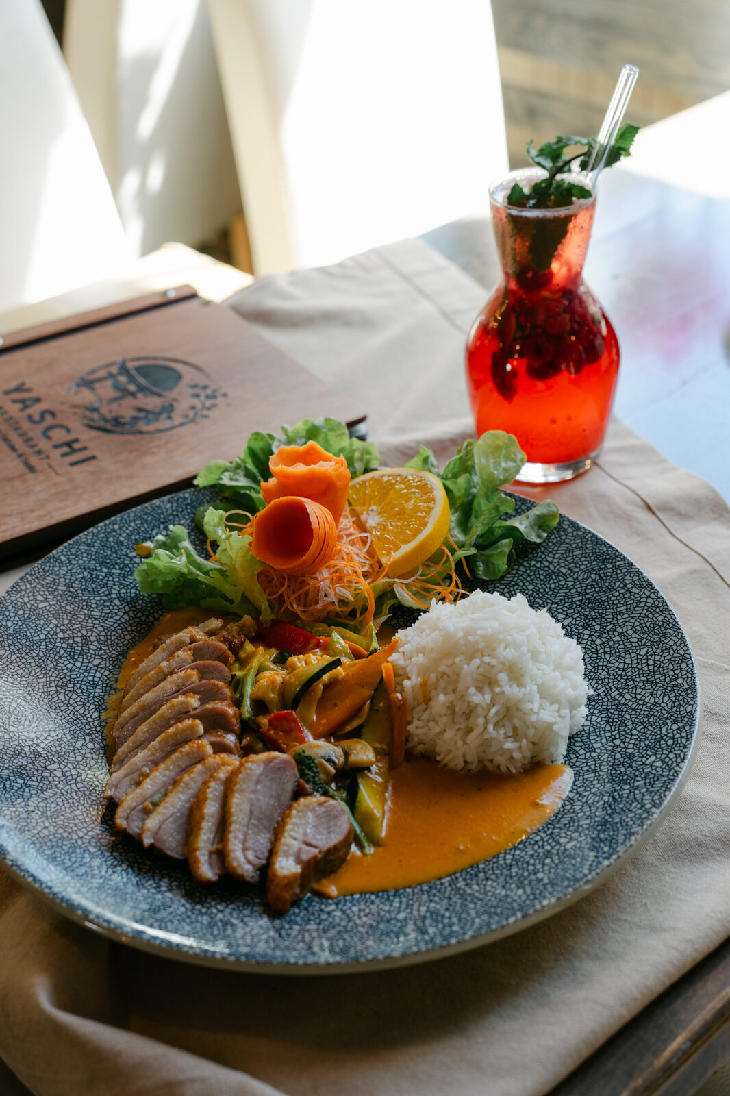 Knusprige Ente mit Reis und Currysauce