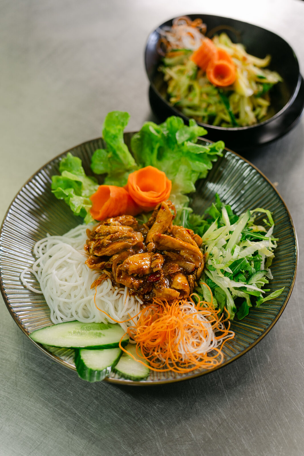 Bowl mit gebratenem Hähnchen und Reisnudeln
