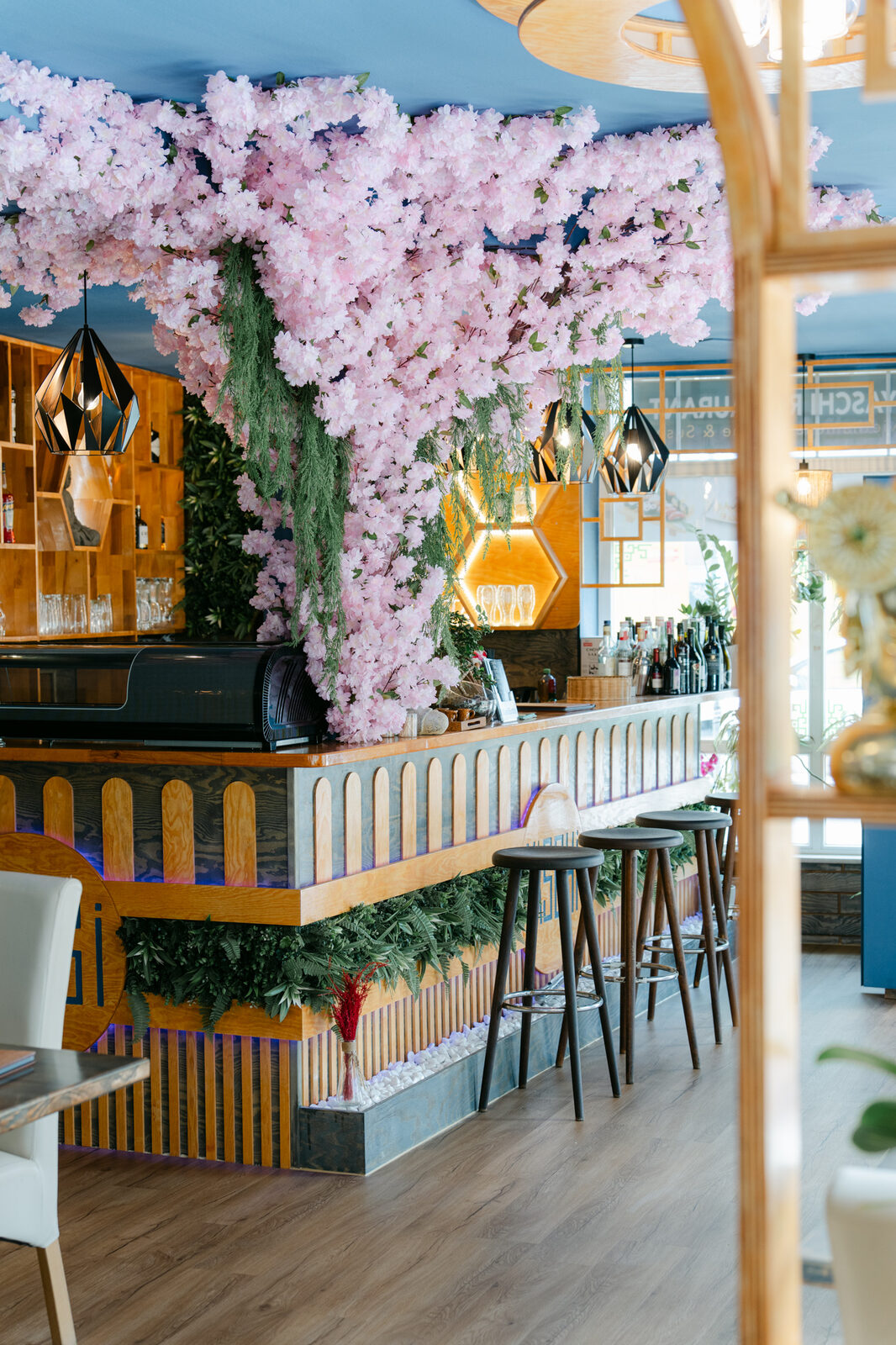 Gastraum des Yaschi Restaurant mit Kirschblüten und offener Sushi-Bar
