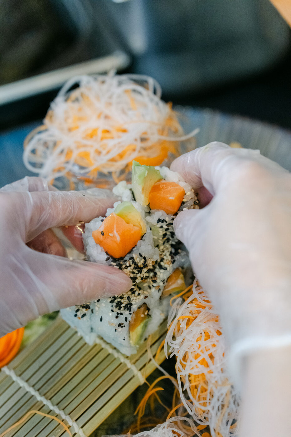Sushi wird von Hand gerollt