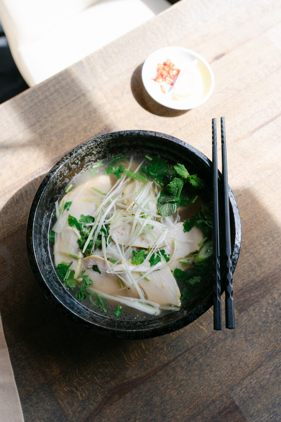 Vietnamesische Suppe mit Kräutern