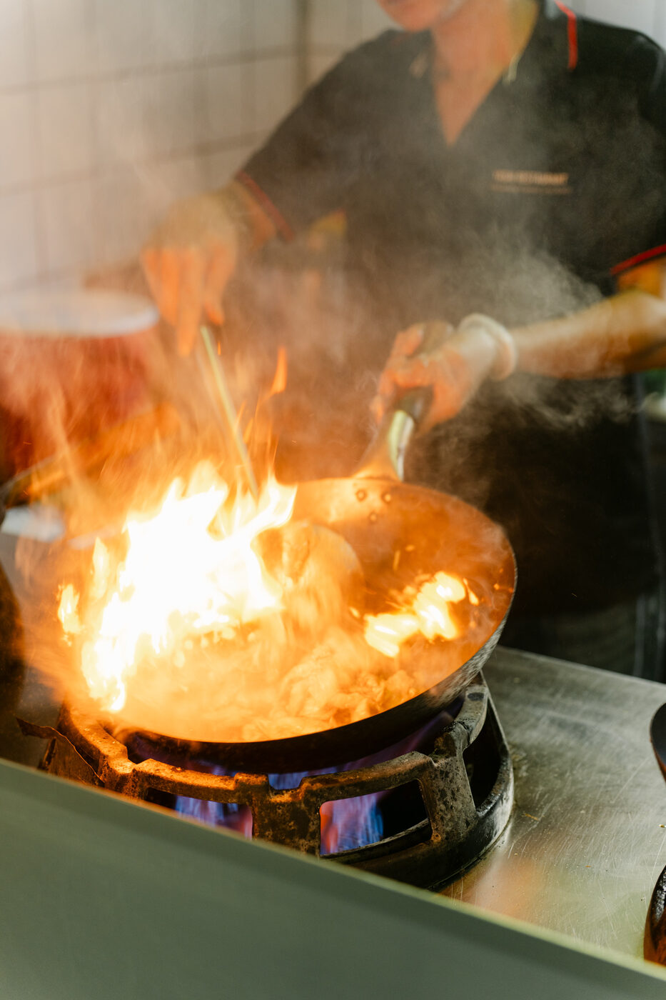 Wok mit offener Flamme