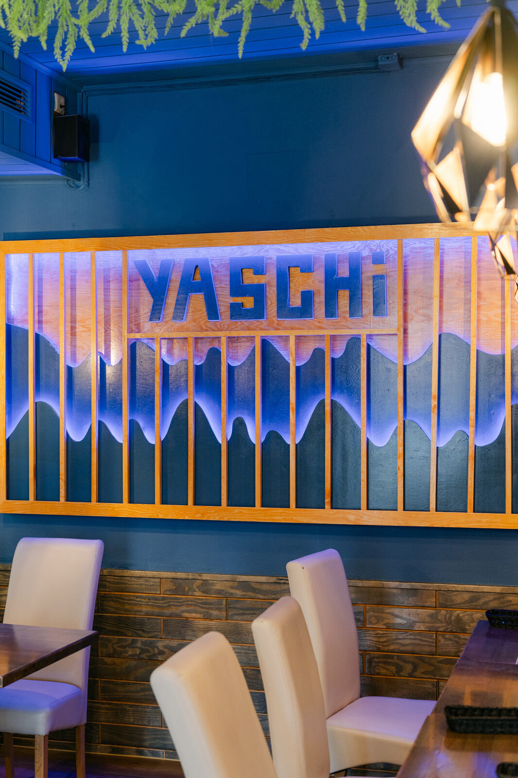 Yaschi Neon-Schriftzug im Gastraum