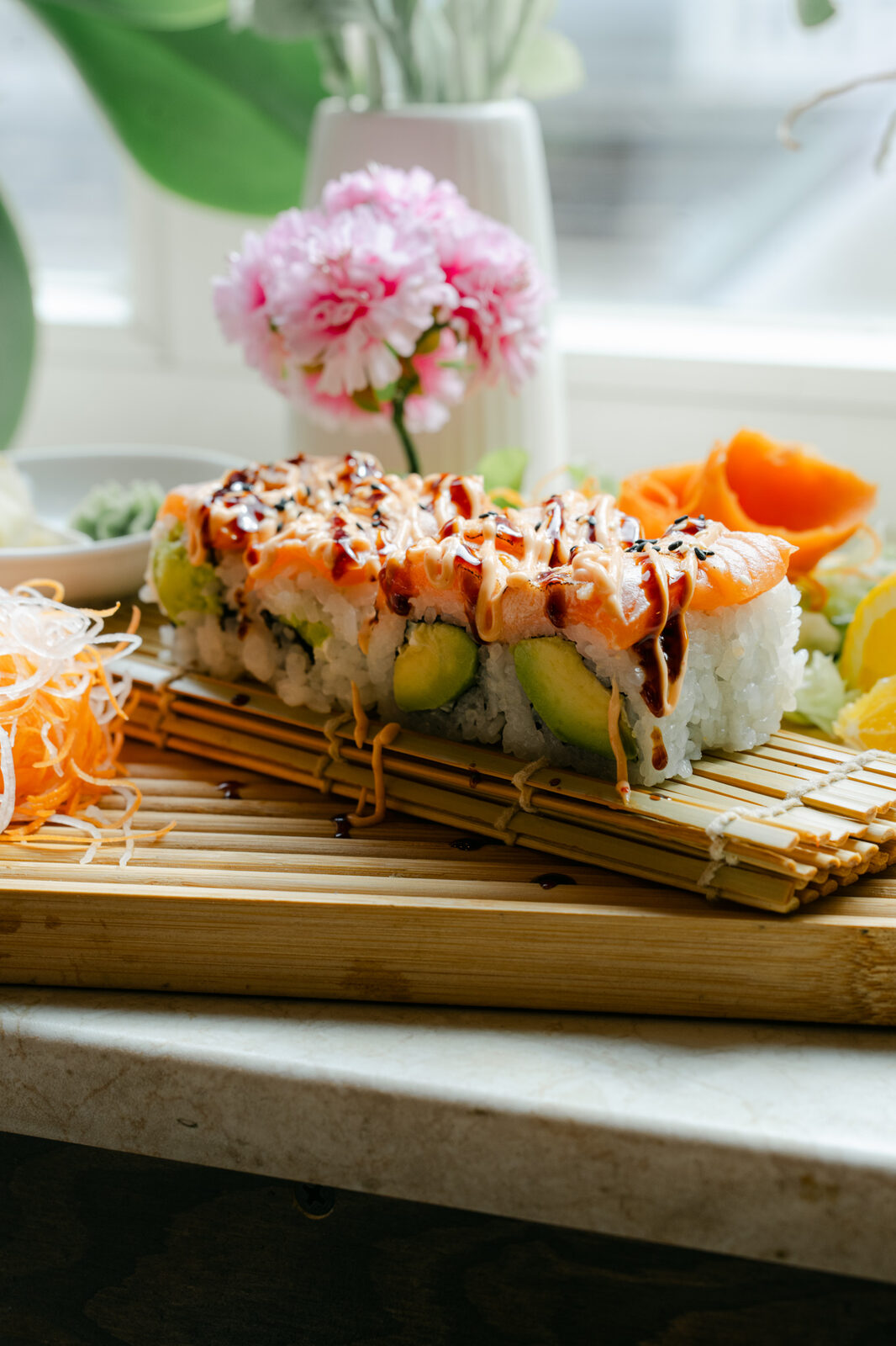 Yaschi Special Roll auf Holzbrett angerichtet
