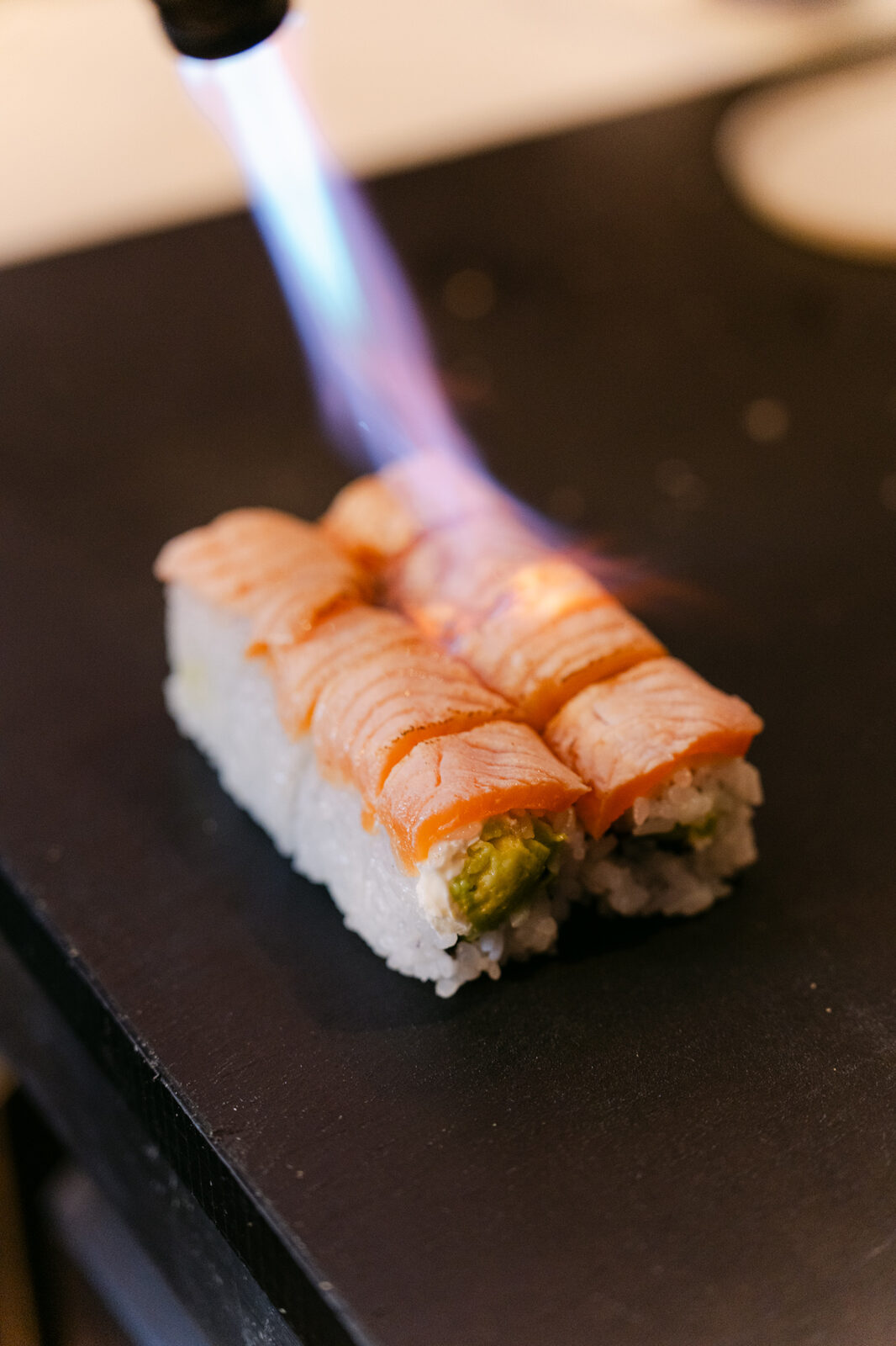 Samurai Flame Roll wird mit dem Flambierbrenner abgeflämmt