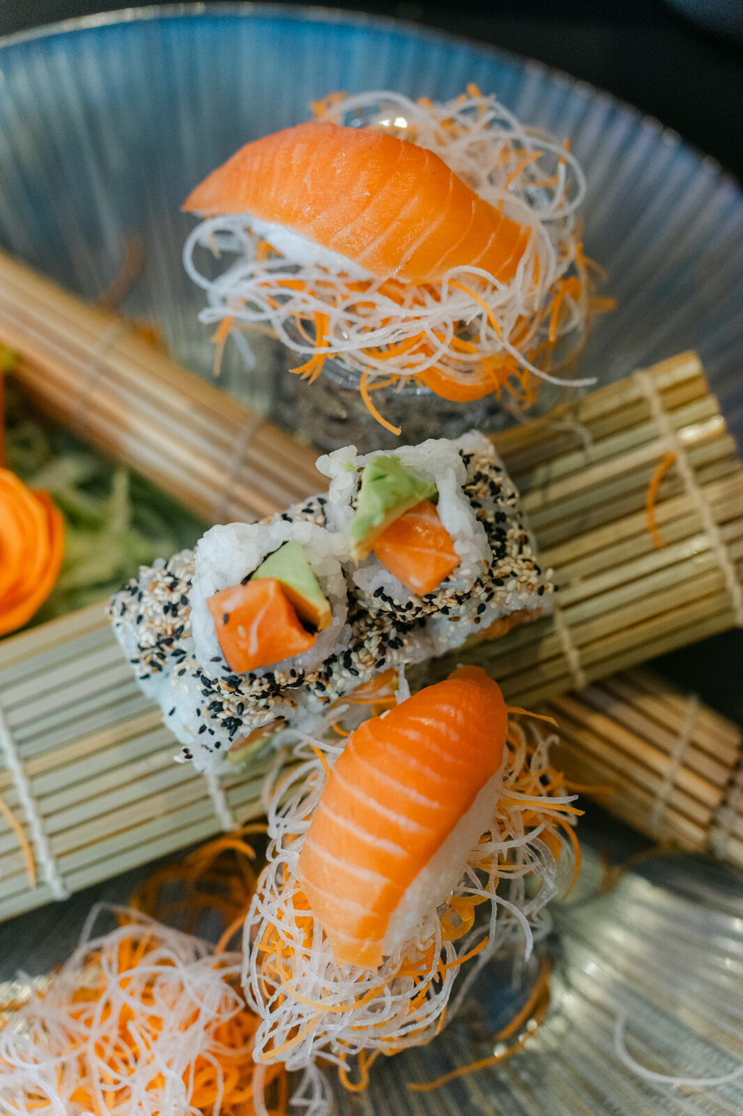 Nigiri und Maki auf einem Teller