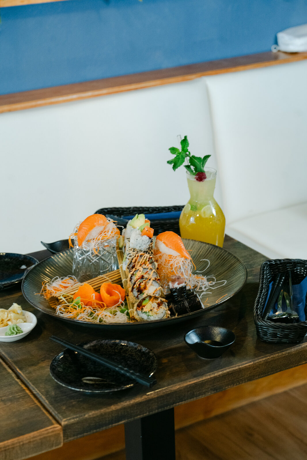Gemischte Sushi-Platte mit Hausgetränk